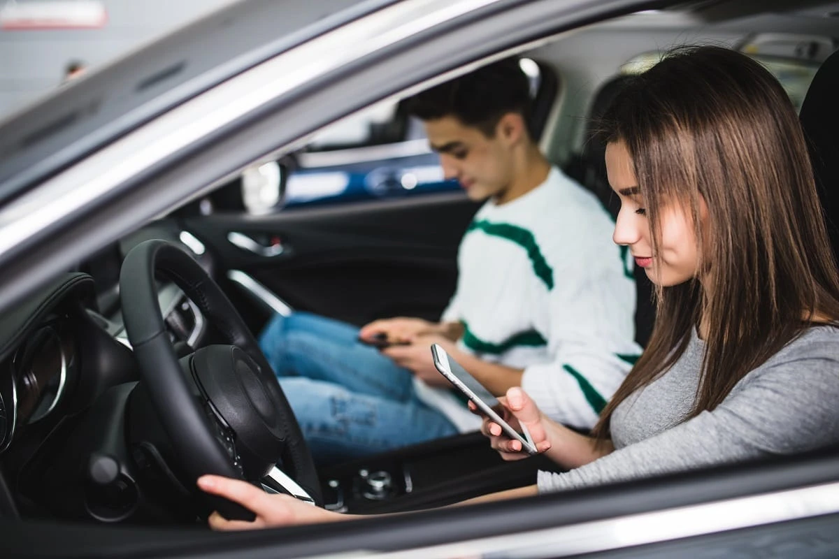 Teens-texting-while-driving-distracted