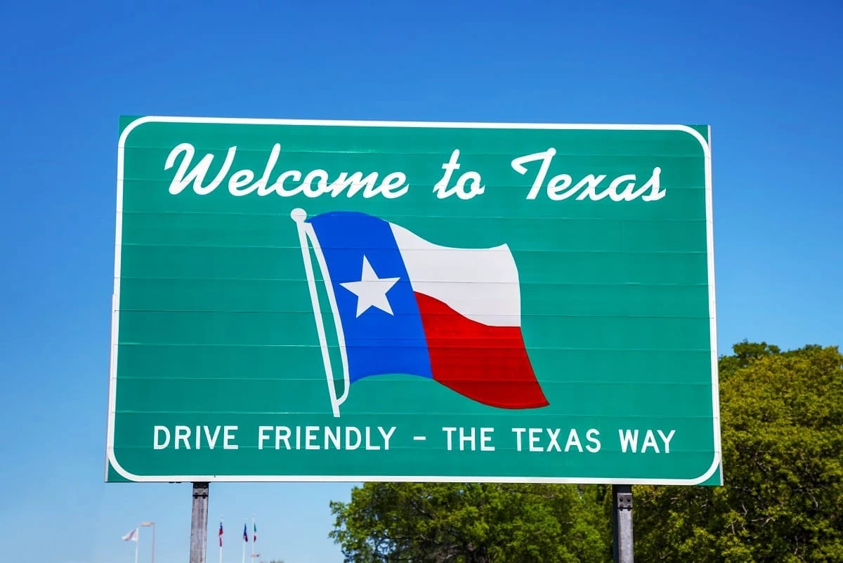 Texas-sign-highway-driving-state